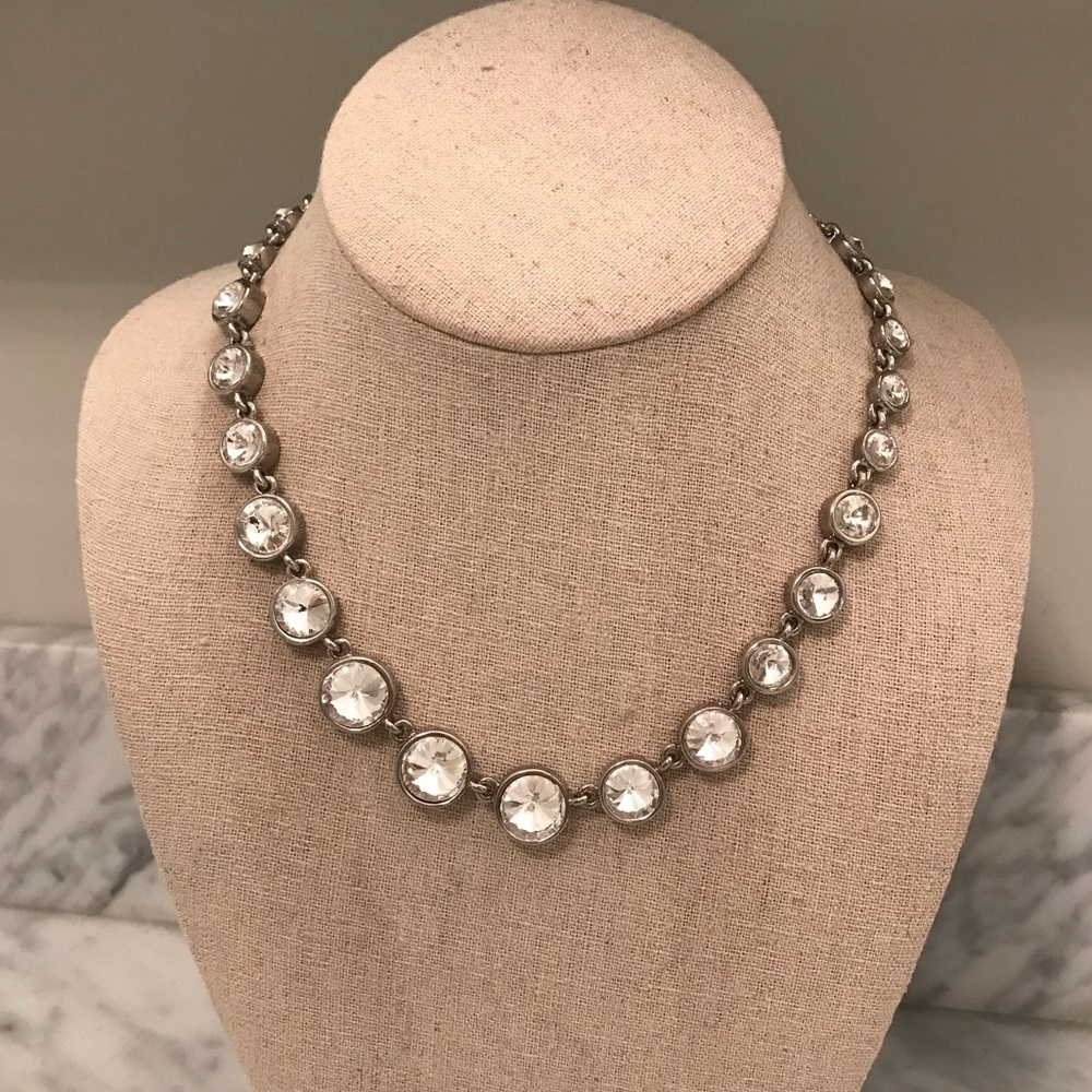 Gradation necklace w/ stones ascending in size